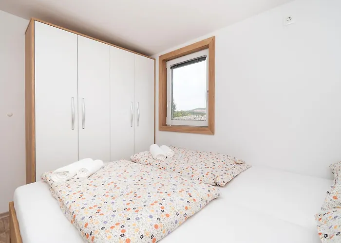 Mobile Banovi Dvori Iv Ferienhaus