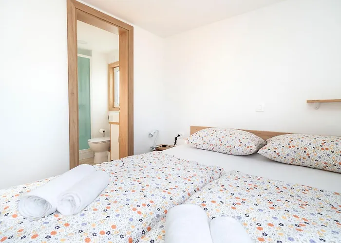 Mobile Banovi Dvori Iv * Tisno