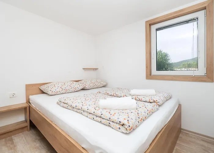 Mobile Banovi Dvori Iv * Tisno