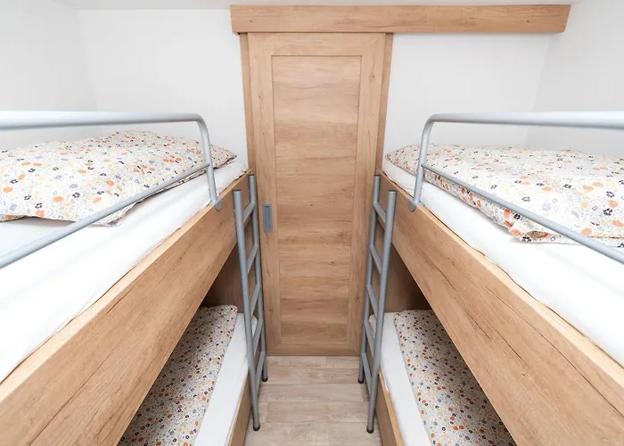 Mobile Banovi Dvori Iv * Tisno